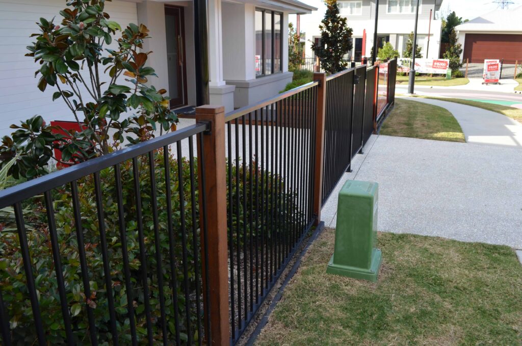 Pool Style Fence w Hardwood Posts