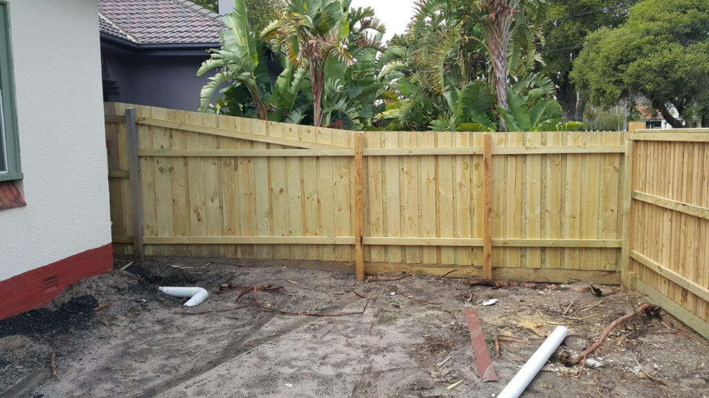 1.5-1.2 return wooden fence
